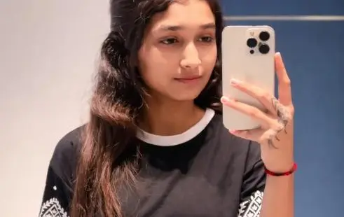 Cute Indian Girl Enjoying With Friends HD